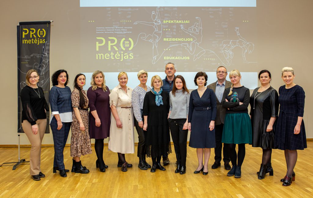 Nuotraukai pozuoja dvylika moterų ir du vyrai