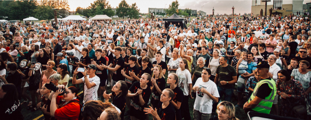 Domeikavos jubiliejinės Herbo šventėje susirinkę žiūrovai