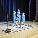 Muzikinis festivalis-konkursas "Muzikoje - mes šeima" trys mergaitės dainuoja