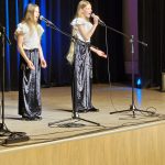 Muzikinis festivalis-konkursas "Muzikoje - mes šeima" dvi mergaitės dainuoja