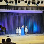 Muzikinis festivalis-konkursas "Muzikoje - mes šeima" keturi žmonės dainuoja ant scenos