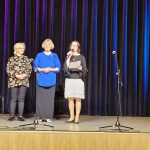 Muzikinis festivalis-konkursas "Muzikoje - mes šeima" trys moterys ant scenos