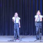 Muzikinis festivalis-konkursas "Muzikoje - mes šeima" dvi mergaitės koncertuoja