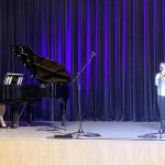 muzikinis festivalis-konkursas "Muzikoje - mes šeima", moteris groja pianinu, berniukas groja