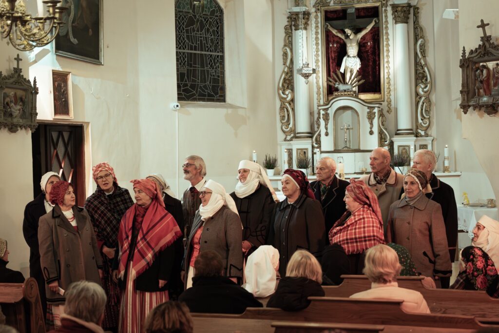 Našlaičių dainų koncertas "Toli mano giminėlė, už debesėlių..." Lapių Šv. Jono Krikštytojo bažnyčioje