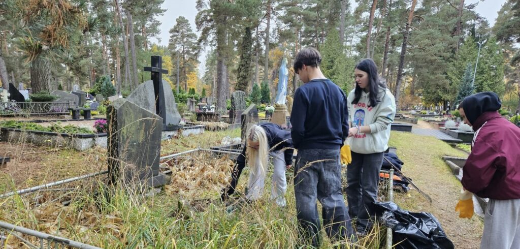 Neveronių laisvalaikio salė su Atvira Neveronių Jaunimo erdve tvarkė apleistus kapus