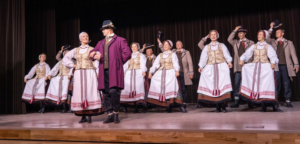 Ramučiuose vyko liaudiškų šokių ir muzikos festivalis "Ir atlėkė paukščiukė"