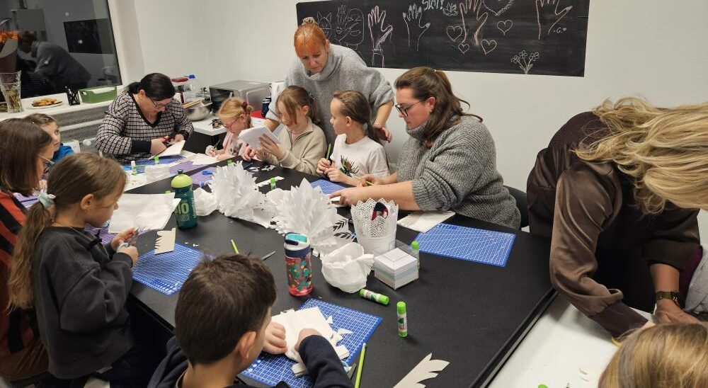 Lapkričio 13-ąją Neveronių laisvalaikio salėje dalyviai praleido šiltą ir kūrybingą vakarą